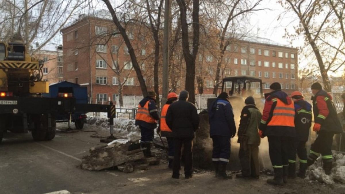 Коммунальщики устранили повреждение на теплосети в Барнауле 