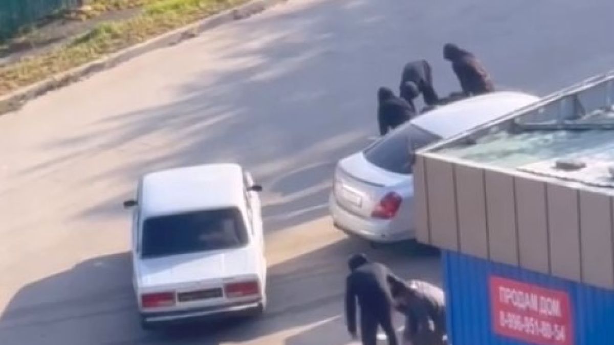 В Барнауле трое людей похитили и ограбили человека