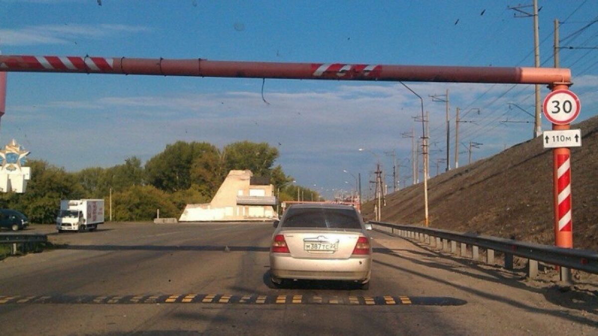 Ограничитель высоты сбили на Старом мосту в Барнауле