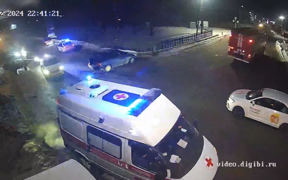 Три человека пострадали в ДТП на перекрестке в Бийске