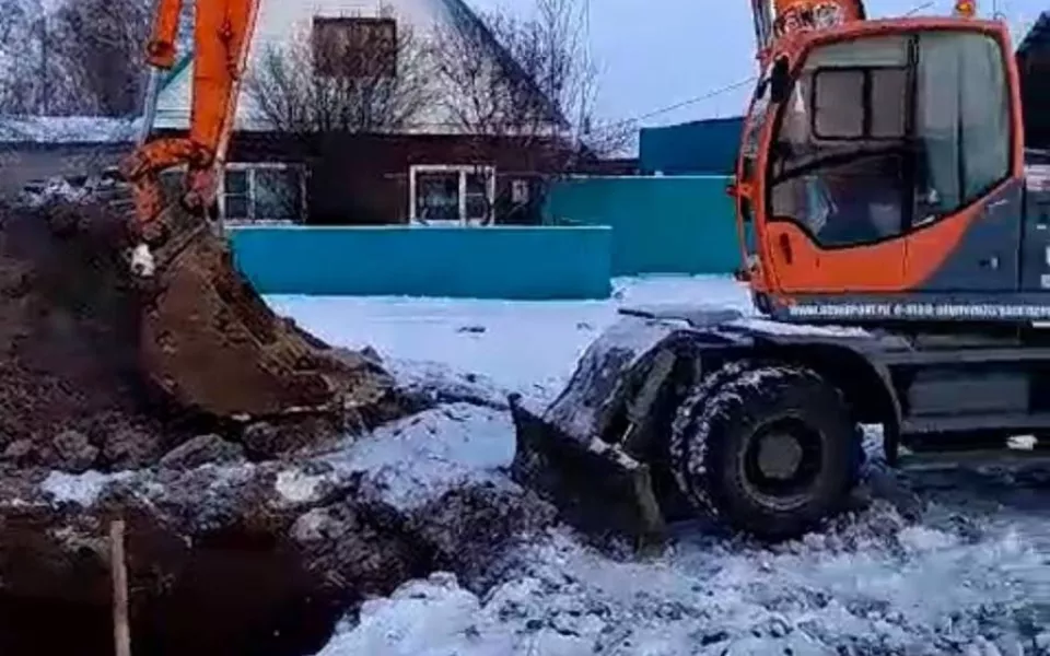 В крупном алтайском селе из-за грунтовых вод затянулась прокладка водопровода