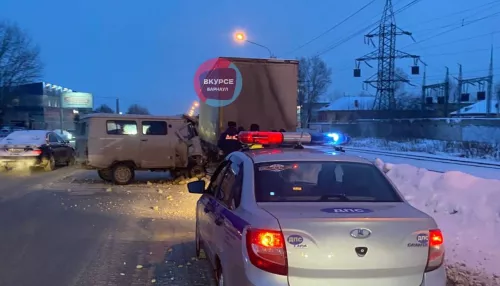 Пьяный водитель буханки врезался в КамАЗ на проспекте Калинина в Барнауле