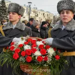 В Барнауле возложили цветы к памятным местам в День Героев Отечества. Фото