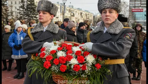 В Барнауле возложили цветы к памятным местам в День Героев Отечества. Фото