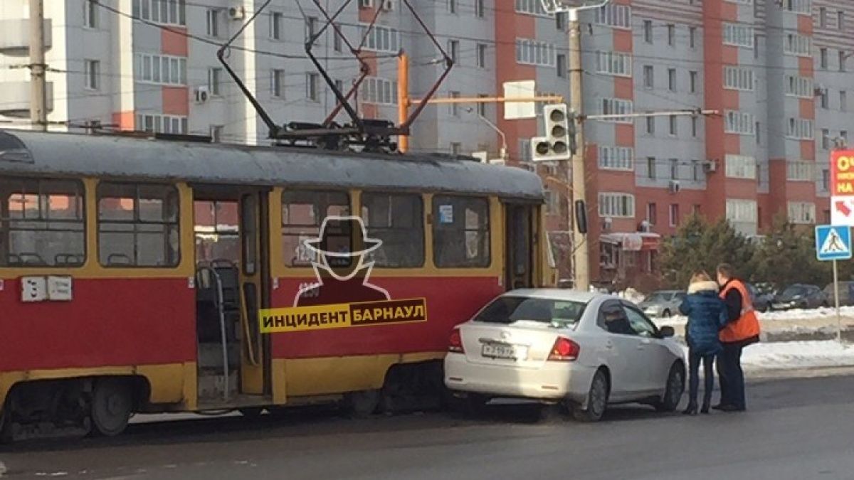 Движение трамваев встало днем 21 января из-за ДТП на улице Малахова в Барнауле
