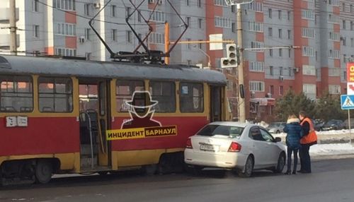 Движение трамваев встало днем 21 января из-за ДТП на улице Малахова в Барнауле