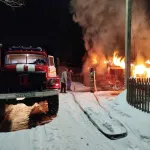 Сарай и углярка полыхали открытым пламенем в Заринске