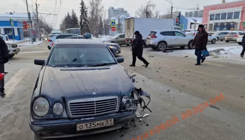 Легковушки не поделили перекресток в центре Барнаула