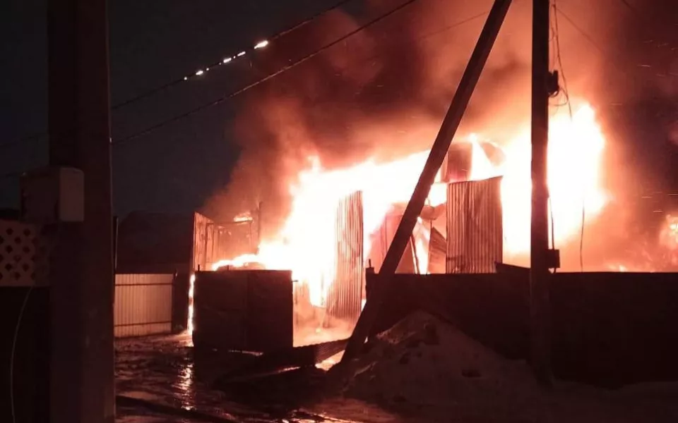 В Омске двое мужчин погибли при взрыве ГАЗели во время ремонта. Видео