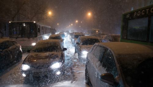 Выпавший снег осложнил дорожную обстановку утром 22 января в Барнауле