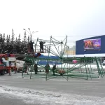 В Барнауле продолжается монтаж новогодней елки на Сахарова