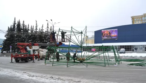 В Барнауле продолжается монтаж новогодней елки на Сахарова