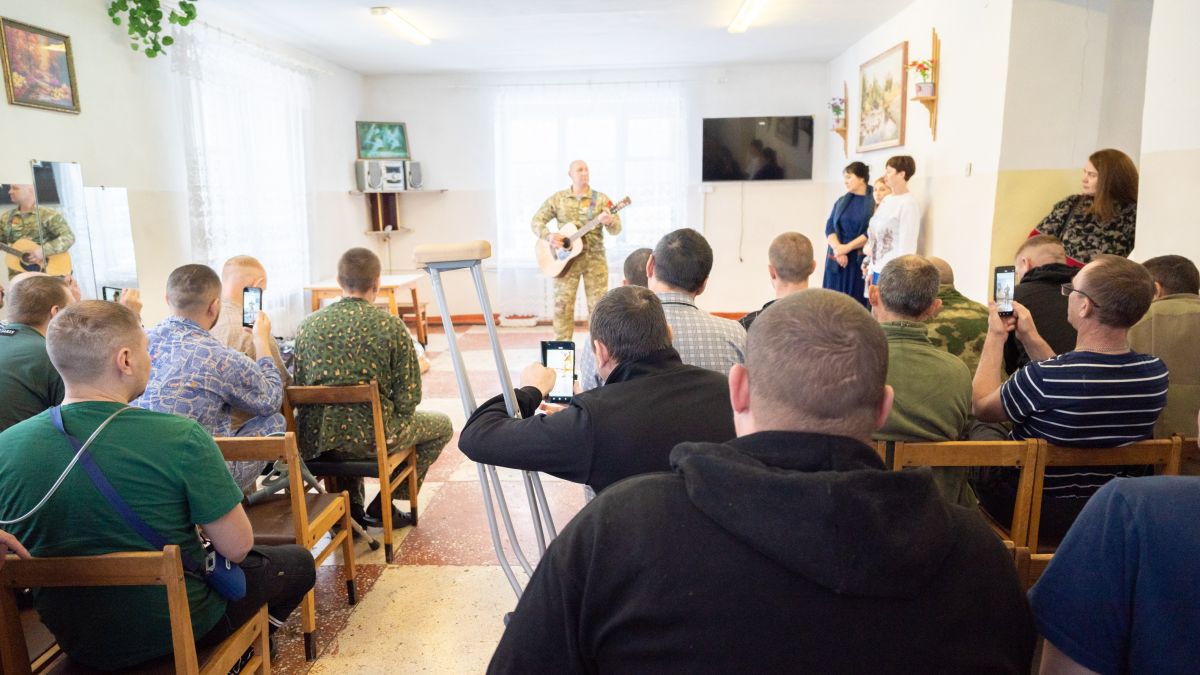 Акция "Для вас, родные" прошла в военном госпитале города Алейска