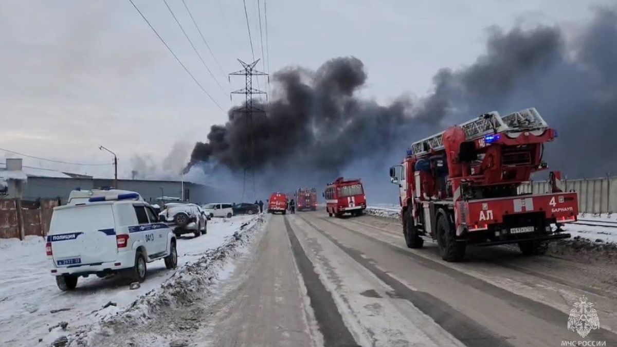 В Барнауле спасатели ликвидируют пожар в автосервисе