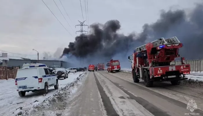 В Барнауле горит автосервис на 9-м Заводском проезде