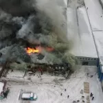 Пожар в Барнауле увеличился до тысячи квадратов. Фото и видео