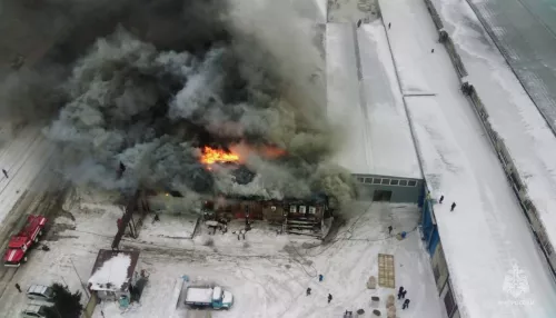 Пожар в Барнауле увеличился до тысячи квадратов. Фото и видео