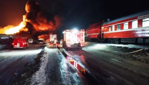 До 3 тысяч квадратов: крупный пожар в Барнауле тушат два пожарных поезда