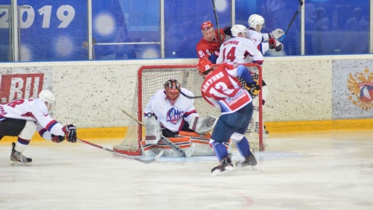 Хоккеисты "Алтая" снова дважды проиграли "Мордовии" в домашних матчах