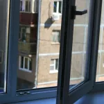 В Новосибирске школьница выпала из окна во время шумной вечеринки