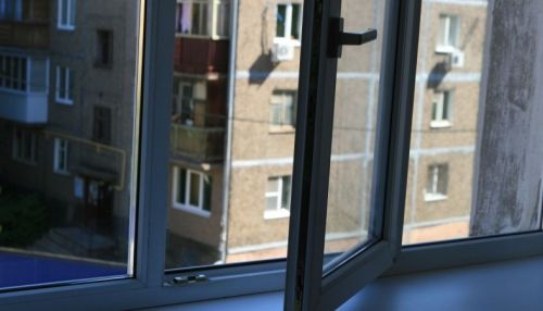 Человек выпал из окна многоэтажки в Барнауле