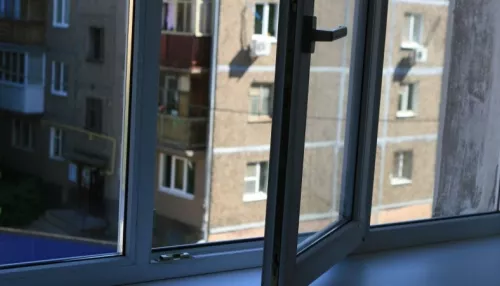 Девятилетняя девочка проиграла желание и повисла на балконе 19-го этажа