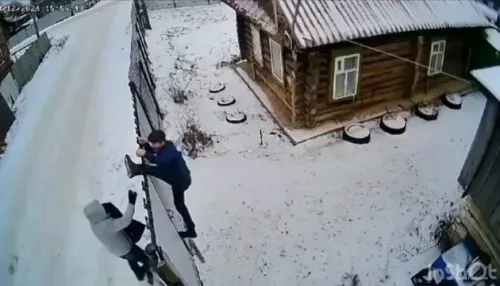 В Башкирии мужчина провисел два часа на заборе в шпагате. Видео