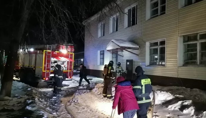 Жильцов новоалтайской двухэтажки эвакуировали из-за горящей кладовки