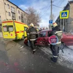 Легковушка едва не вылетела на тротуар в результате ДТП в центре Барнаула