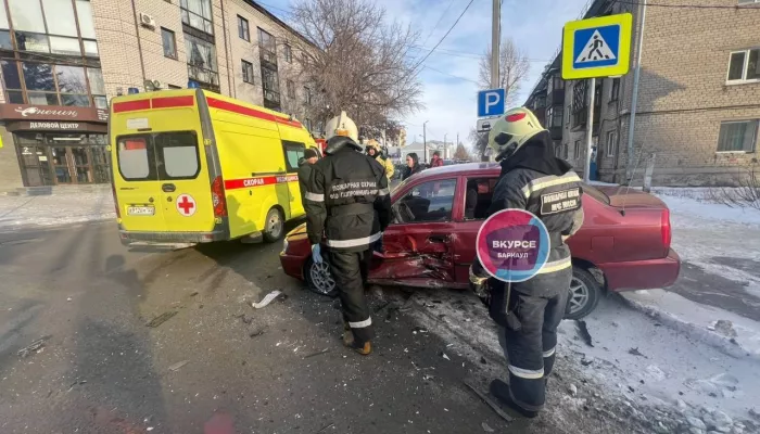 Легковушка едва не вылетела на тротуар в результате ДТП в центре Барнаула