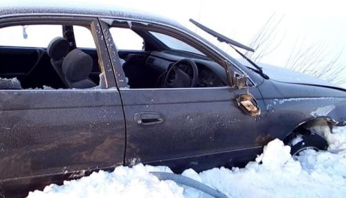 Житель алтайского села угнал машину, разбил ее и вытащил все ценное