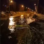 В Барнауле затопило дорогу из-за порыва на водопроводе