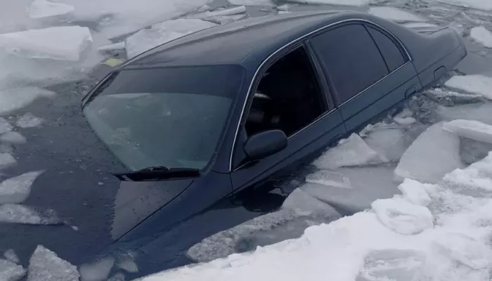 В Алтайском крае автомобиль выехал на лед и провалился