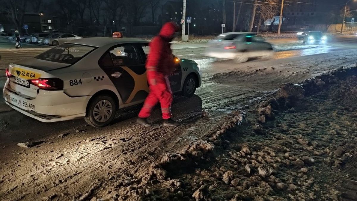 Яма по улице Советской Армии