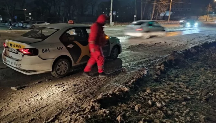 Барнаульцы пожаловались на огромную яму на улице Советской Армии