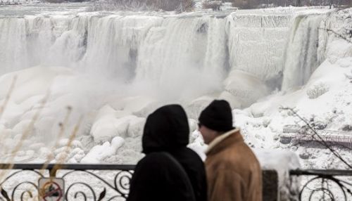 Ниагарский водопад внезапно замерз в США