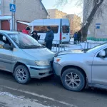 Водитель протаранил авто и попытался совершить суицид у барнаульской школы. Фото