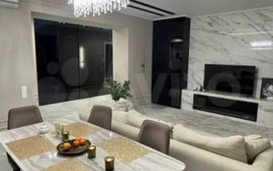 Дизайнерскую трешку с подсветкой шкафов продают за 21,4 млн рублей в Барнауле. Фото