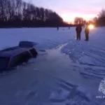 Жители Алтайского края продолжают топить свои авто подо льдом