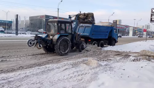 Дорожные службы очищают барнаульские улицы от снега