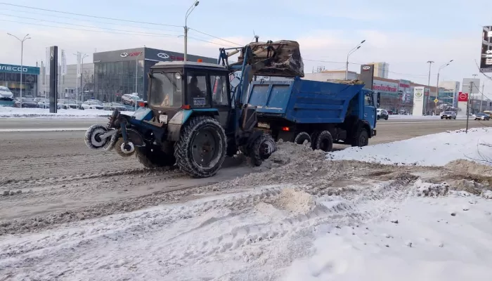 Дорожные службы очищают барнаульские улицы от снега