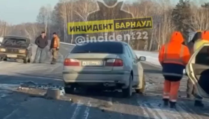 Две легковушки столкнулись на трассе возле Ребрихи. Видео