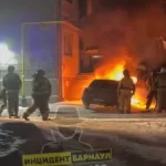 Под окнами пятиэтажки в Барнауле сгорел автомобиль