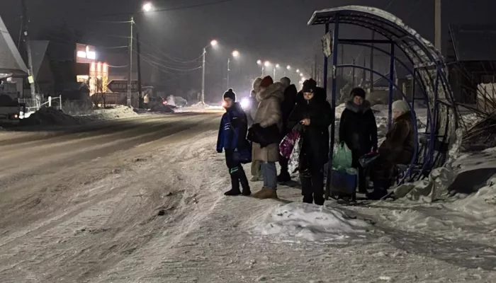 Такси не едет: бийчане продолжают мерзнуть на остановках в ожидании транспорта