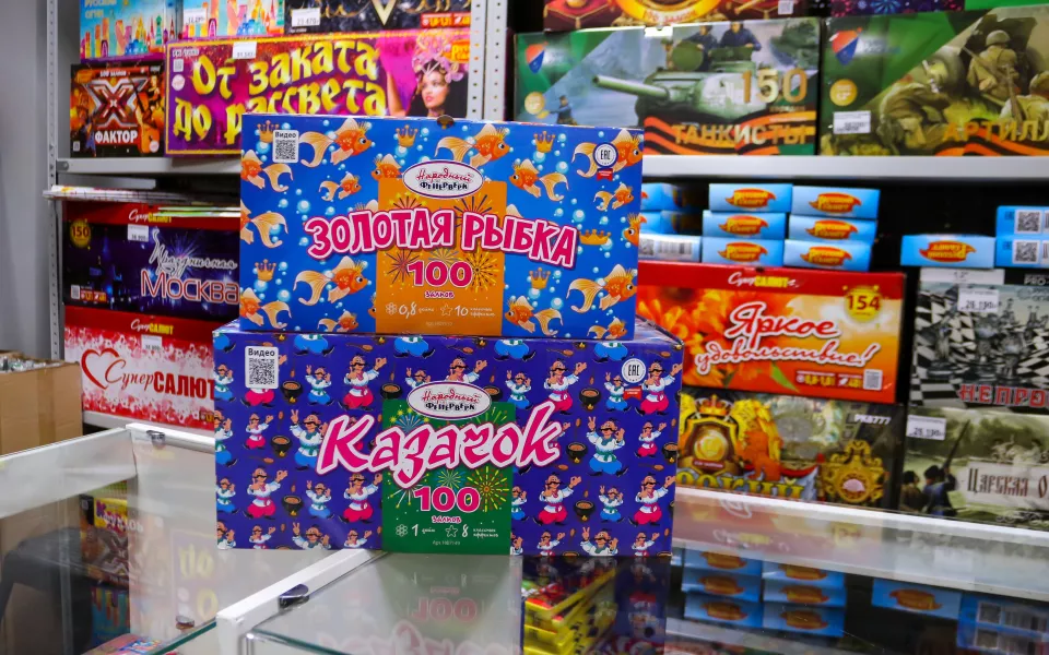 Бийчане пожаловались на школьников, которые бросают в людей петарды