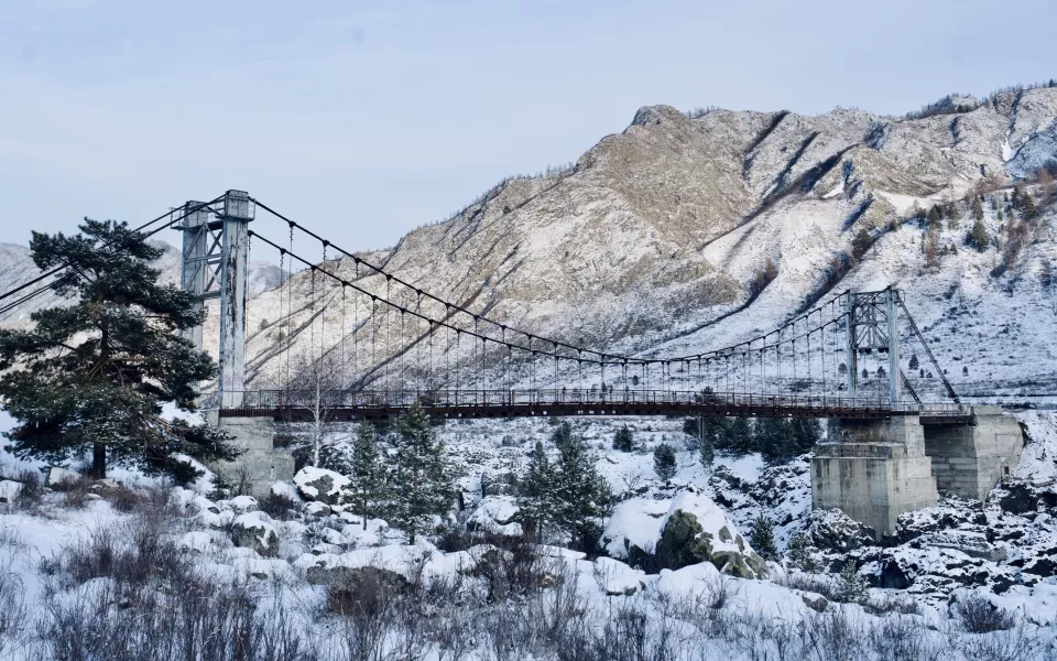 Путь над белой Катунью: как выглядит уникальный висячий Ороктойский мост зимой. Фото