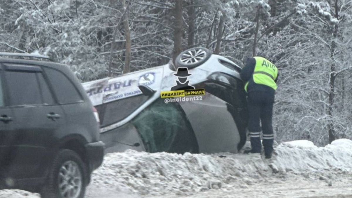 Перевернулось авто на Змеиногорском тракте