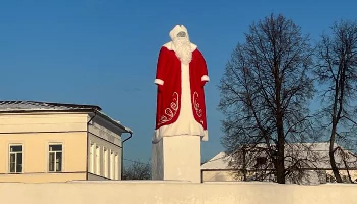 В Свердловской области памятники Ленину и Екатерине II нарядили в новогодние костюмы