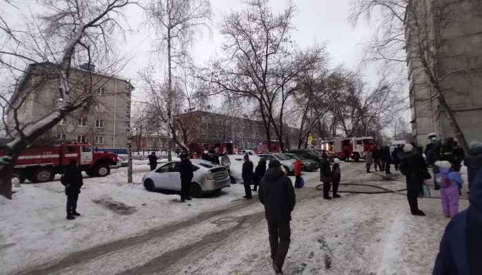 Жильцов многоэтажки в Барнауле эвакуировали из-за горящего в подъезде дивана