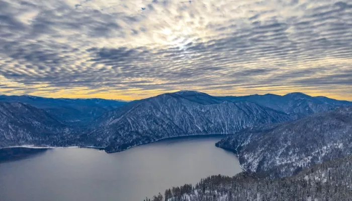 В Алтайском заповеднике показали незамерзающее озеро. Фото